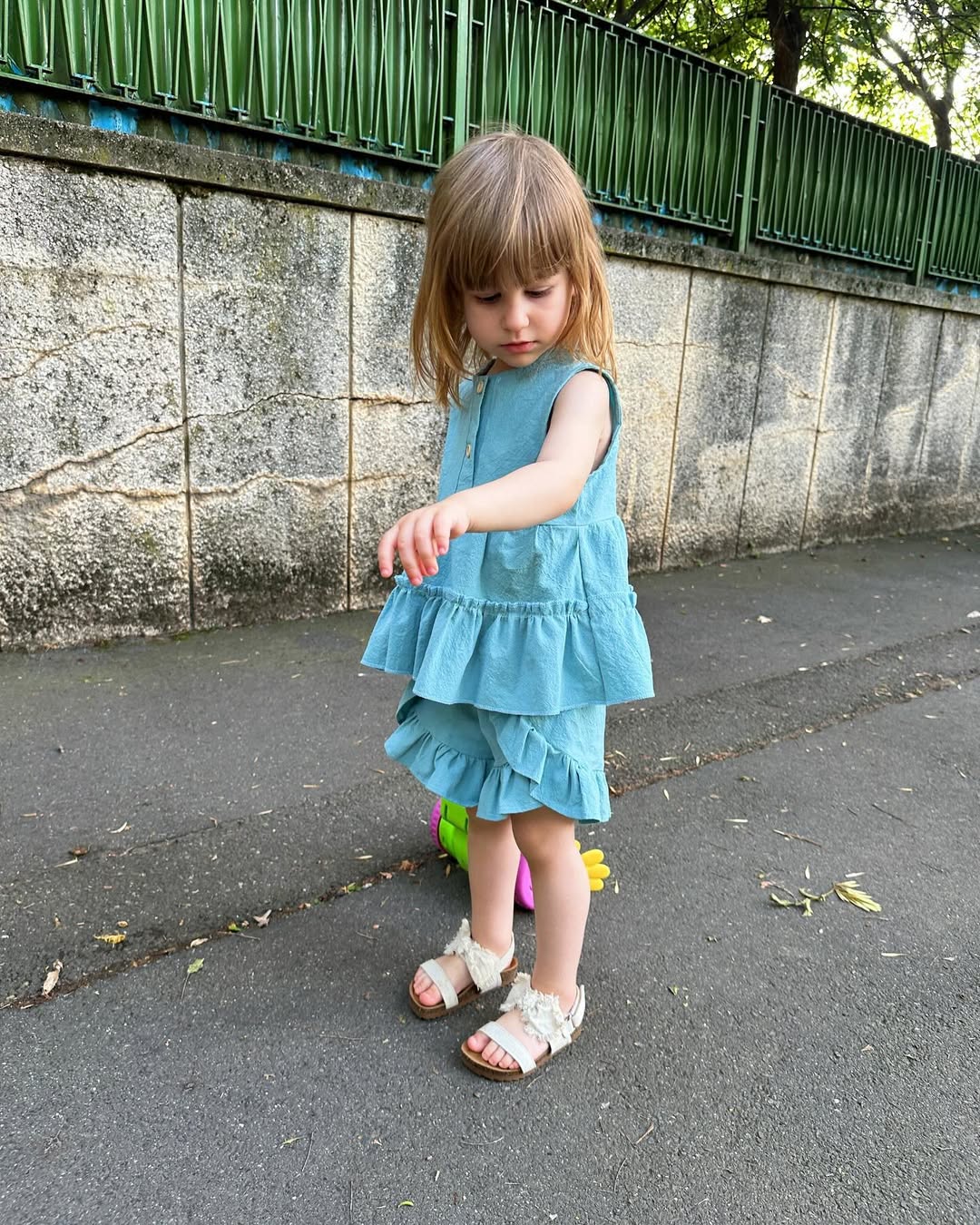 Rochiță bleu cu volănașe pentru fetițe – handmade din 100% bumbac – Handmade Lilisicopiii - imagine 2